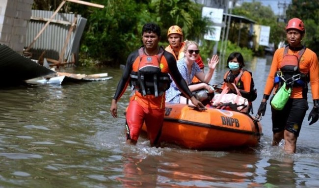 Ngập lụt tại Bali (Indonesia), hàng chục du khách được giải cứu (9/10/2022)